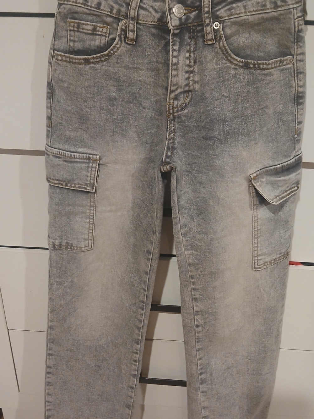 Men's Gray Washed Cargo Jeans - Classic Utility Style